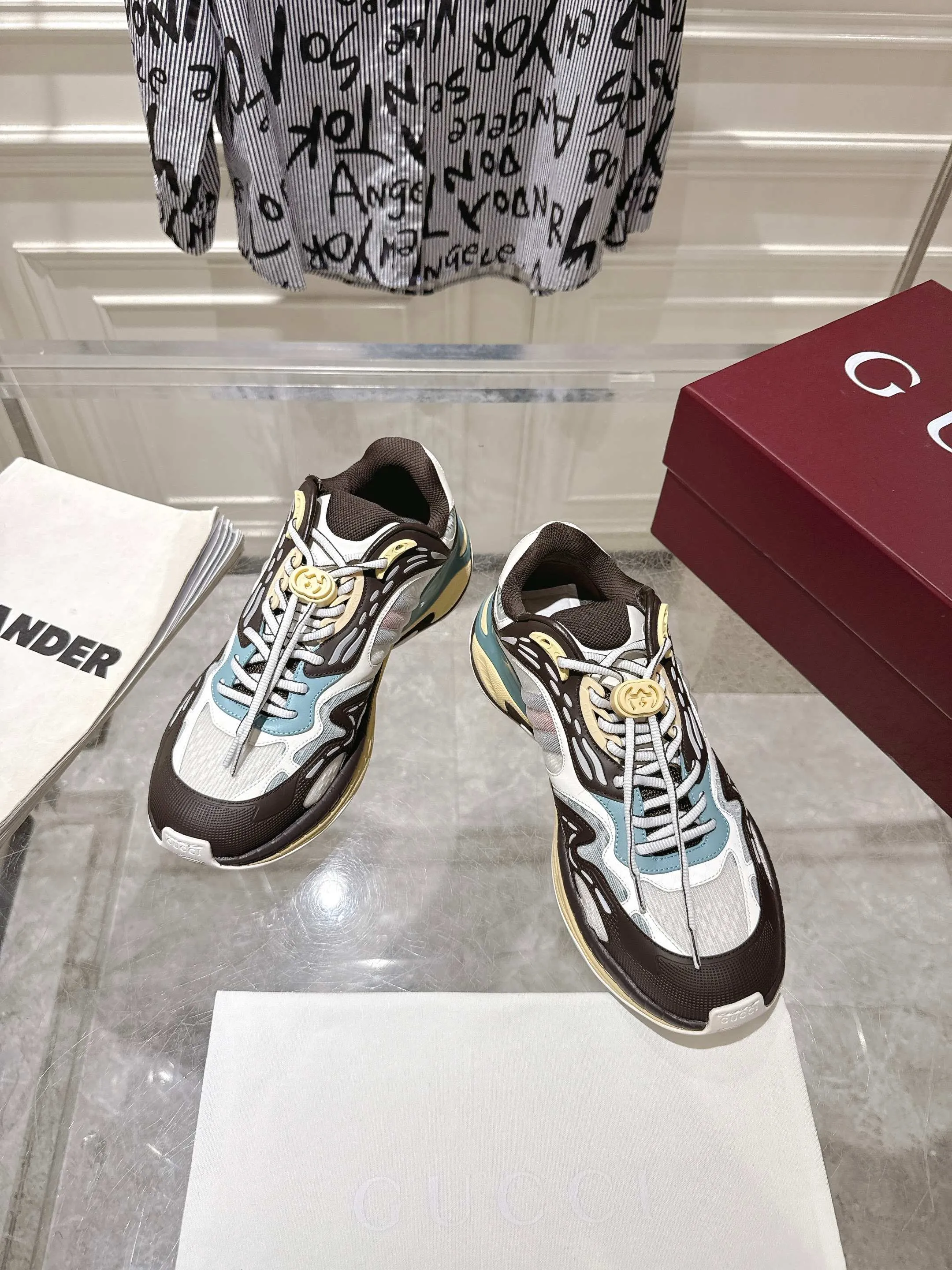 👟👟Ex-factory price 980👟👟Upgraded version with airplane case Gucci Gucci 25ss hot new style couple style retro sports shoes dad shoes This Gucci 2.0 reinterprets the brand's iconic striped webbing elements. This new interpretation of iconic details uses EVA thick soles with a smart silhouette, bringing a stable and comfortable wearing experience. Delivered in exquisite packaging. Fabric: Made of original imported cowhide/technical fabric. Inner foot pad: Breathable mesh. Heel height: 4cm. Sole: Original customized ultra-light foam rubber outsole. Size: 35-45 (women's size 40, men's size 45, custom-made, non-returnable)
